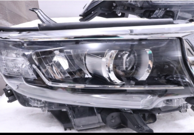 Land Cruiser Prado ไฟหน้าคู่ซ้าย-ขวา รุ่น TRJ150W/GDJ150W/GDJ151W หมายเลขชิ้นส่วนเลนส์ KOITO 60-262 แสตมป์ แสตมป์ : J  (เป็นสินค้าพรีออเดอร์ ขนส่งทางเรือ 25-30วัน) ของแท้ มือสองสภาพดี Land Cruiser Prado, left-right pair headlights, model TRJ150W/GDJ150W/G