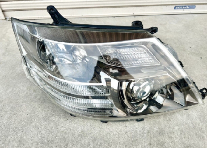 Alphard Series10  genuine HID headlights left and right set Specifications: Comes with AFS for genuine HID Inner: Smoke plated finish *AS/MS specifications Included accessories: Levelizer ballast burner included