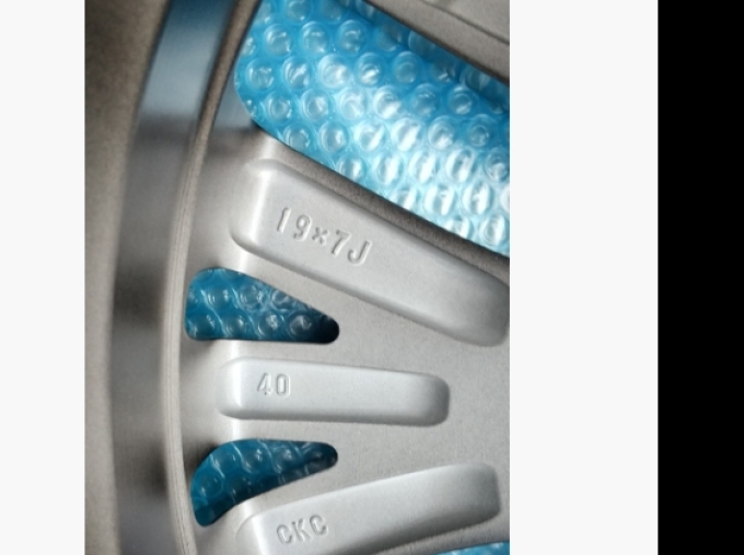 ของใหม่ ของแท้ ล้ออลูมิเนียมแท้ ชุดล้อขนาด 19 นิ้วใหม่ เป็นล้อ Toyota Alphard Vellfire Series Executive Lounge ของแท้ ขนาด 19-7J ออฟเซ็ต +40 PCD120 5H แถมปิดดุมล้อของแท้ ของใหม่ 4ชิ้นตามภาพ (สินค้าพรีออเดอร์จากประเทศญี่ปุ่นใช้เวลาจัดส่ง 25-30 วัน)