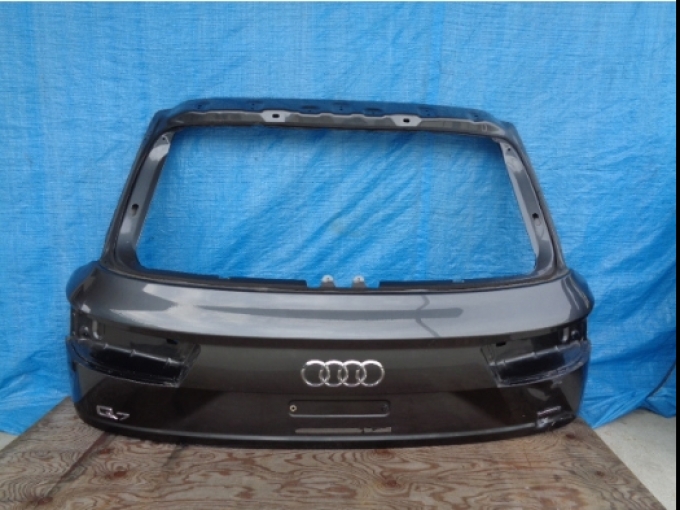 กันชนหลัง Audi Q7 4M Audi Q7 4M rear bumper (Pre-order product, takes 25-30 days by ship)