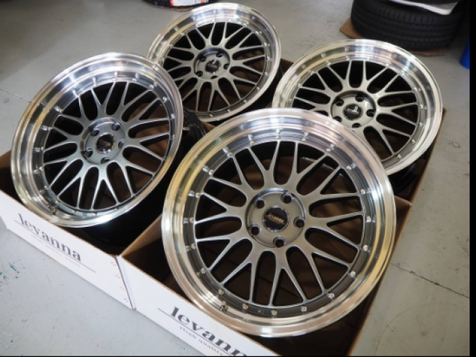 Alphard Vellfire Crown Mark X ล้อลึก mesh levanna V10-EX 19inch 8.5J+40 9.5J+40 5H114.3 เลวานน่า V10-EX มาตรฐาน JWL/VIA เส้นผ่านศูนย์กลางดุมล้อ 73.1มม รองรับ TPMS ล้อไฮเปอร์แบล็ค (ตกแต่งด้วยสีที่หรูหราซึ่งทำให้สีดำอ่อนโดดเด่นตัดกับสีเงิน) ฝาครอบตรงกลาง ปร