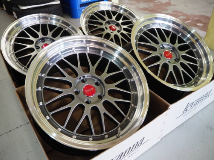 Alphard Vellfire Crown Mark X ล้อลึก mesh levanna V10-EX 19inch 8.5J+40 9.5J+40 5H114.3 เลวานน่า V10-EX มาตรฐาน JWL/VIA เส้นผ่านศูนย์กลางดุมล้อ 73.1มม รองรับ TPMS ล้อไฮเปอร์แบล็ค (ตกแต่งด้วยสีที่หรูหราซึ่งทำให้สีดำอ่อนโดดเด่นตัดกับสีเงิน) ฝาครอบตรงกลาง ปร