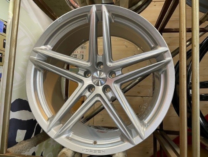 Genuine, unused display item, set of 4 wheels for the Porsche Macan VOSSEN VFS5 BRS 9J 10.5J Vossen Vosse Front 9J, 20 inches, offset +20, mid disc Rear 10.5J, 20 inches, offset +20, deep disc PCD 112, number of holes, 5H, hub total 66.56