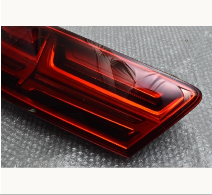 Audi 4M Q7 S Line Genuine LED Tail Lamps Tail Lights Left and Right Set Part Number 4M0 945 093/4M0 945 094 Audi Q7 ใช้ได้กับ ปี2017 ปี2018 ปี2019 LED มือสอง (Pre-order product, takes 25-30 days by ship)