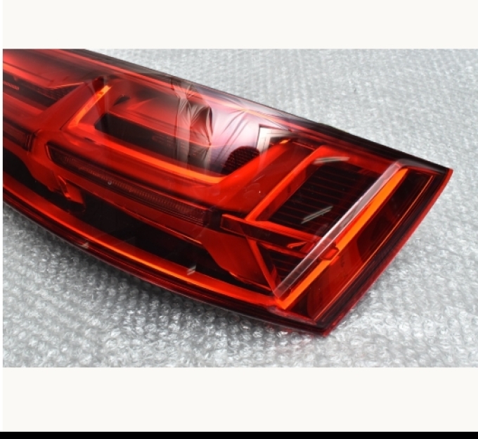 Audi 4M Q7 S Line Genuine LED Tail Lamps Tail Lights Left and Right Set Part Number 4M0 945 093/4M0 945 094 Audi Q7 ใช้ได้กับ ปี2017 ปี2018 ปี2019 LED มือสอง (Pre-order product, takes 25-30 days by ship)