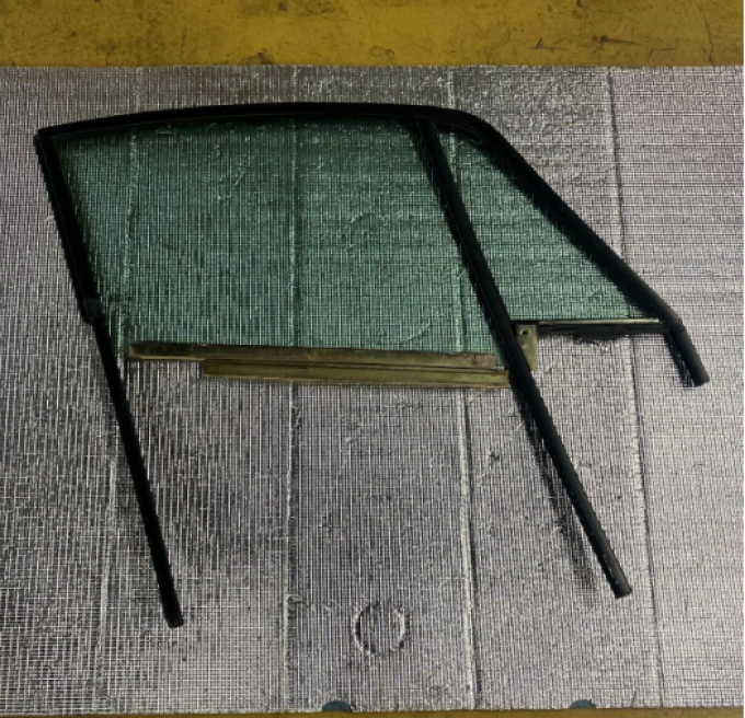 ปอร์เช่993 964 ประตูซ้าย-ขวา กรอบกระจกหน้าต่าง 911 Carrera Porsche 993 964 left-right door Window Frame Glass 911 Carrera