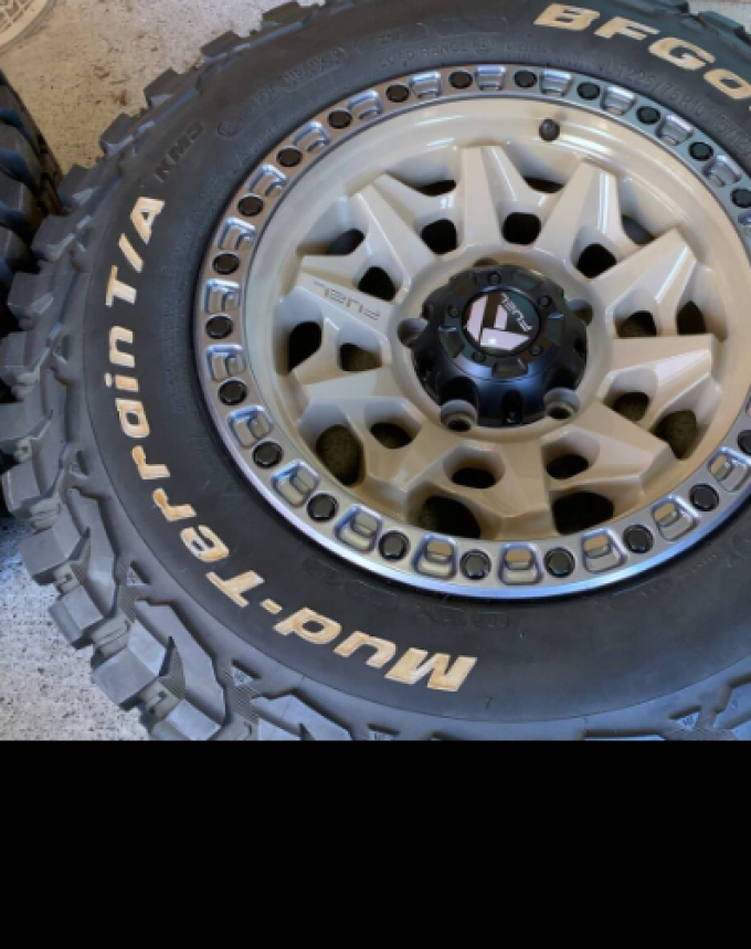 JB64 Jimny JB74 Sierra FUEL OFF-ROAD SB69 COVERT Forged Wheels + BF Goodrich Mud-Terrain T/A KM3 225/75R16 M/T Tires [Wheels] 16 inches 8.0Jx16 offset-10 PCD 139.7 5H hub diameter 108mm Color: Sand beige/matte gunmetal ring [M/T tires] Bali 225/75R16 (man